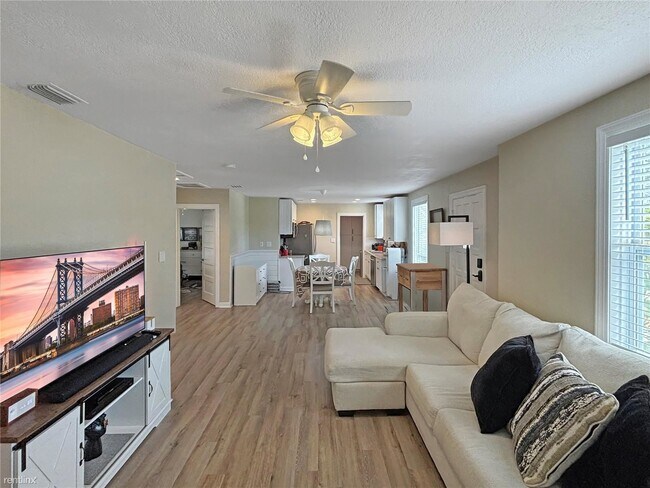 Building Photo - 3 br, 2 bath House - 1700 Santa Anna Drive
