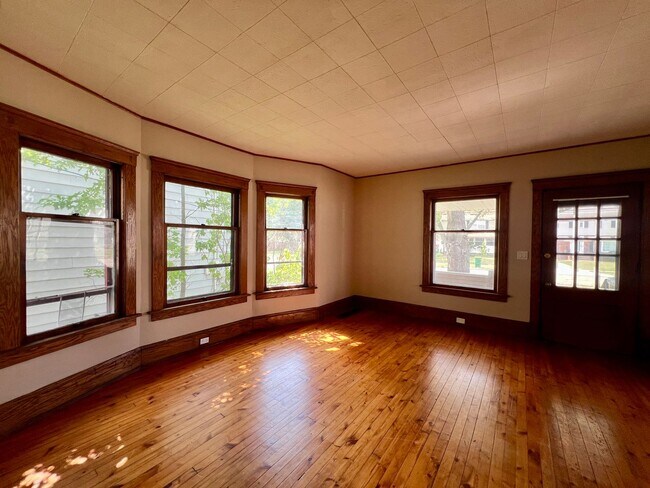 Foto del edificio - 4 Bedrooms 2 full Bath for rent