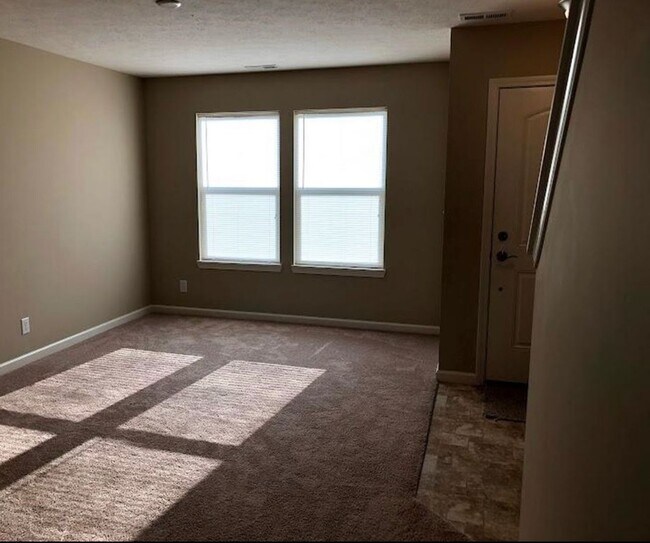 Foto del edificio - Spacious 4-Bedroom Home with Loft, Fenced Backyard & Modern Finishes