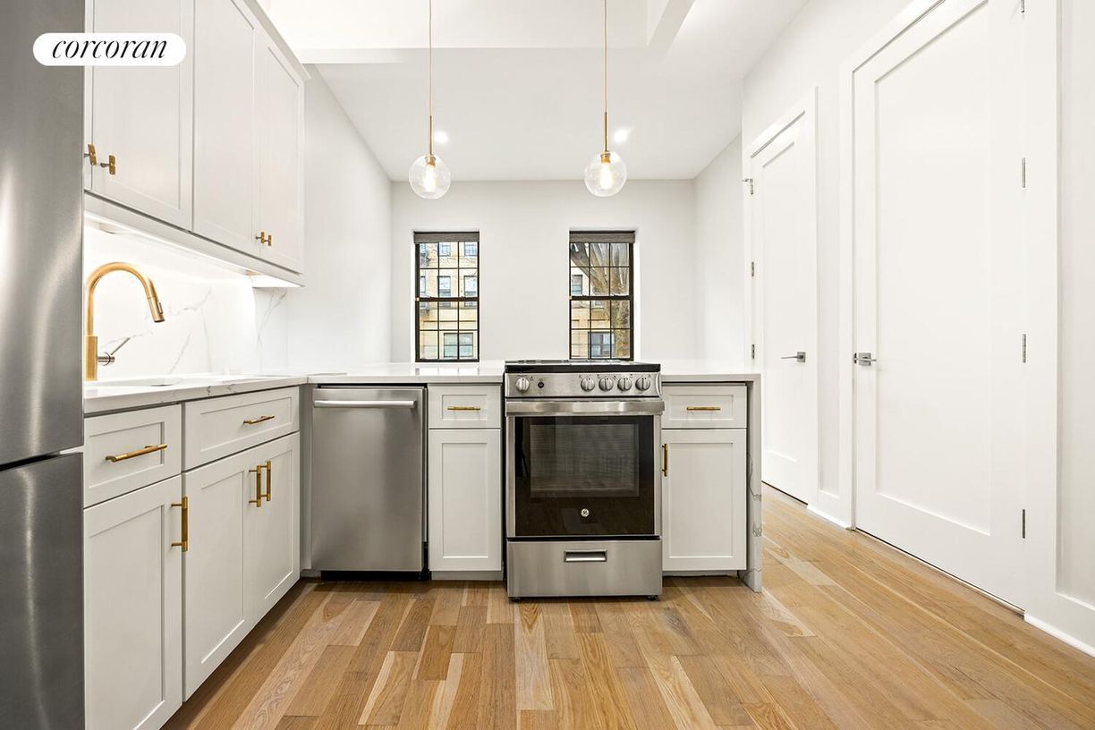 Primary Photo - 573 Gates Ave