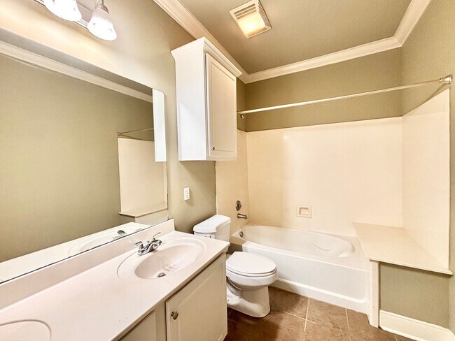 Foto del edificio - Three Bedroom Townhouse in Gated Community...