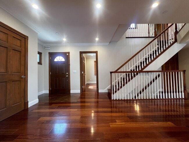 Building Photo - 19 Rosewood Dr
