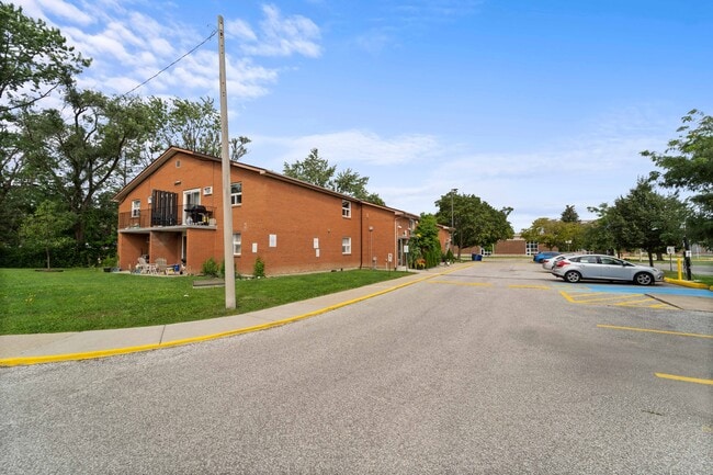 Building Photo - Empress Court Apartments
