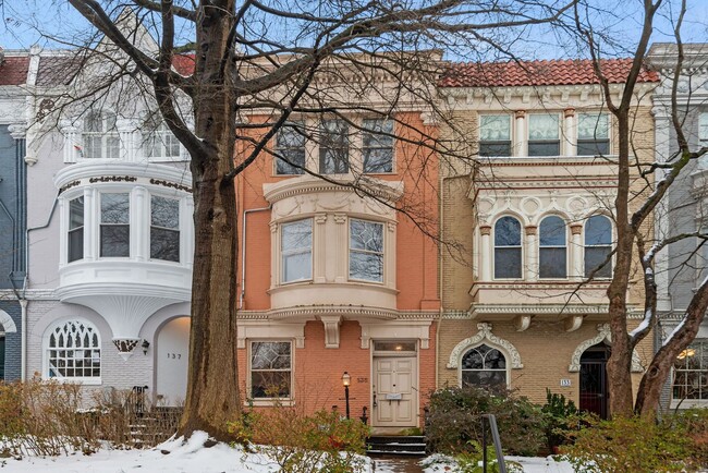 3 Bed 2.5 Bathroom - Capitol Hill Rowhome - Driveway For Parking - 3 Bed 2.5 Bathroom - Capitol Hill Rowhome - Driveway For Parking