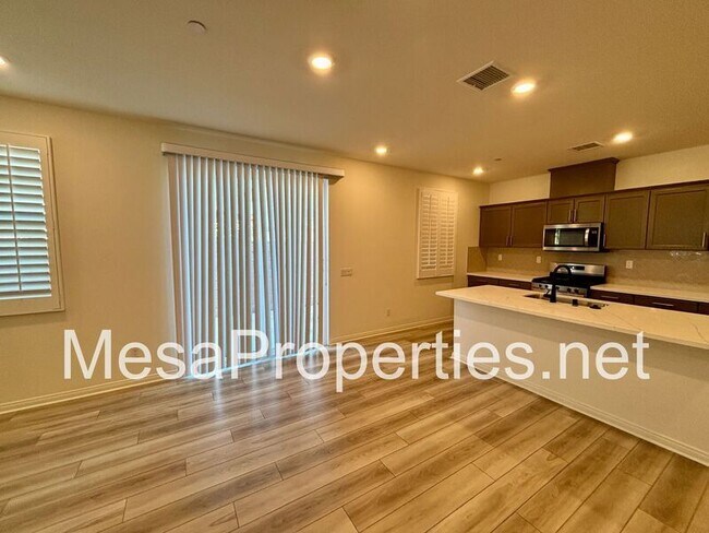 Foto del edificio - 1702 Almond Tree Pl