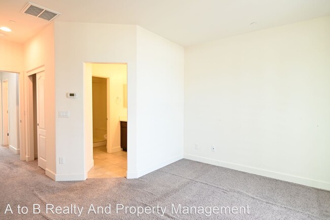 Building Photo - 2 br, 2.5 bath House - 450 E Mission St, #2