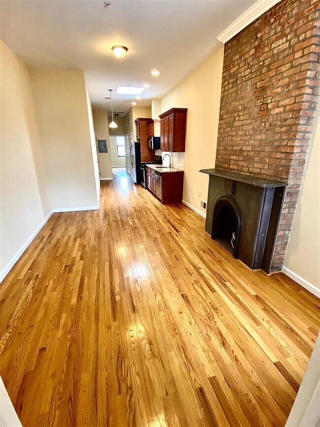 Building Photo - 572 Jersey Ave