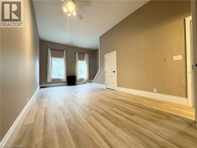 Photo du bâtiment - 13 Grand River St N