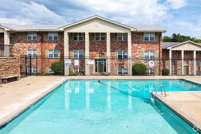 Pool - Columbia Crossing Apartments