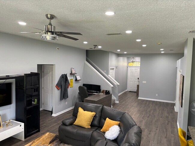 Building Photo - 437 Fort Drum Ct