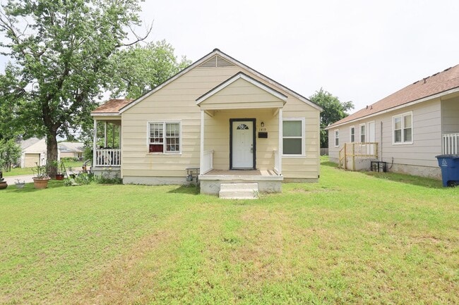 Building Photo - Newly Renovated Duplex!