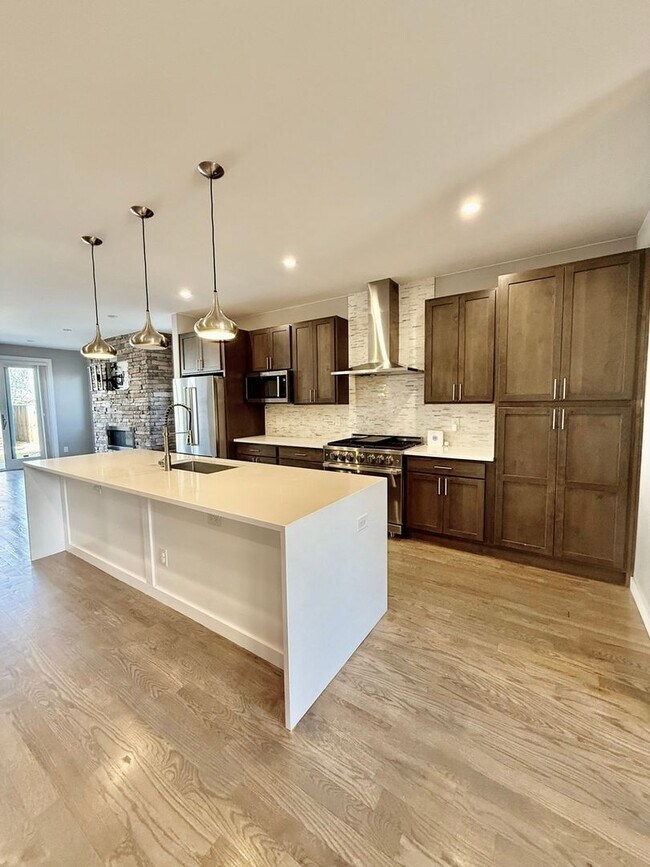 Building Photo - Modern 4-Bedroom Duplex in Vibrant Overlan...