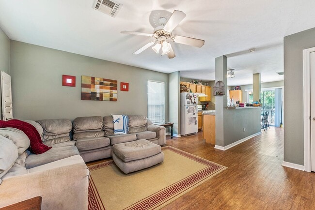 Foto del edificio - SUBLEASE AVAILABLE IMMEDIATELY THROUGH JUL...