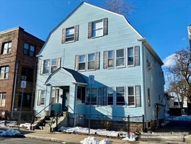 Foto del edificio - Awesome five bed. near Masspike