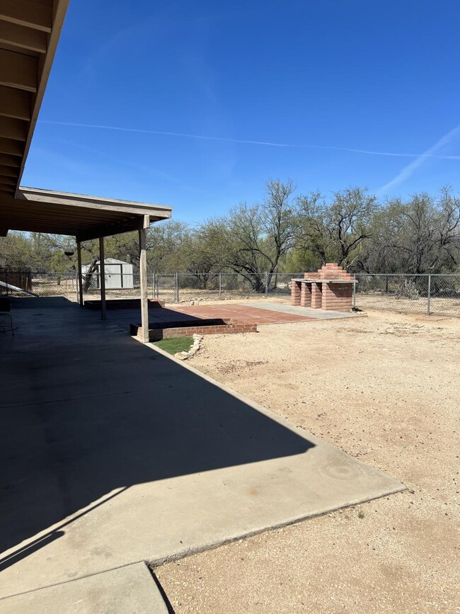 Building Photo - 10571 E Deerfield Pl