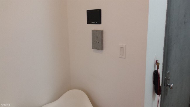 Foto del edificio - 1493 Gates Ave