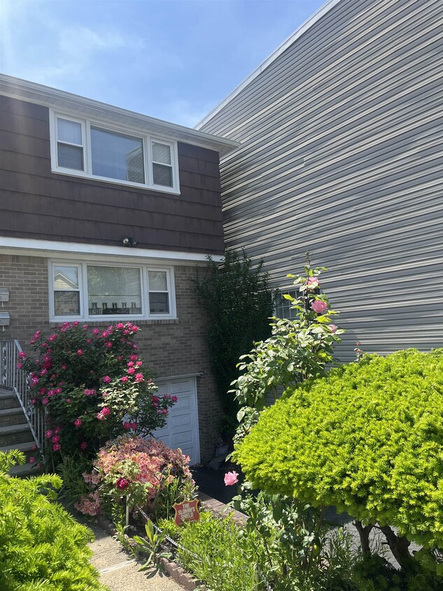 Primary Photo - 137 McAdoo Ave