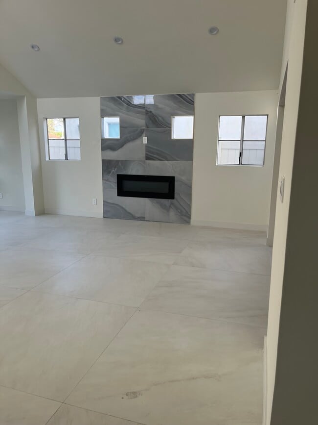 Building Photo - 454 S Clark Dr