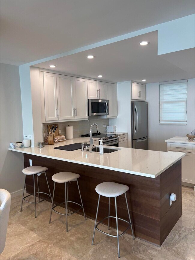 Building Photo - 9940 S Ocean Dr