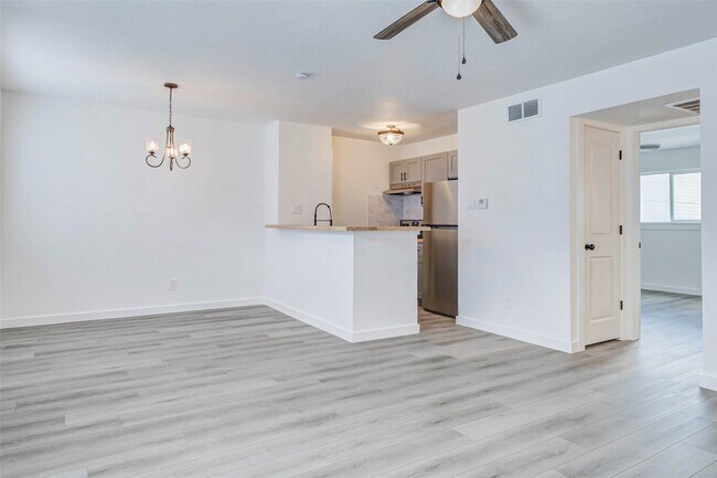 Building Photo - 1701 Johanna Dr