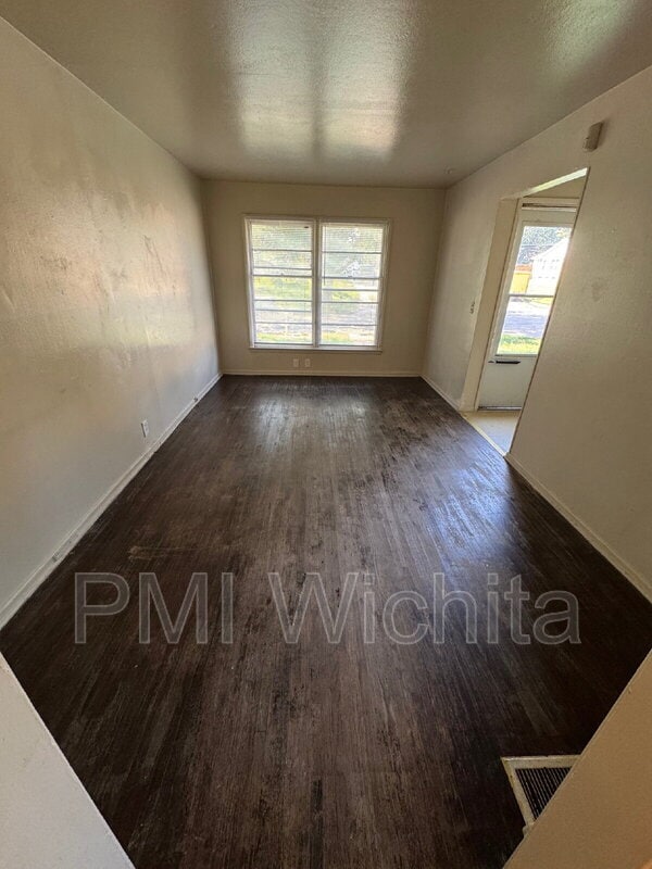 Building Photo - 2302 S Broadview St