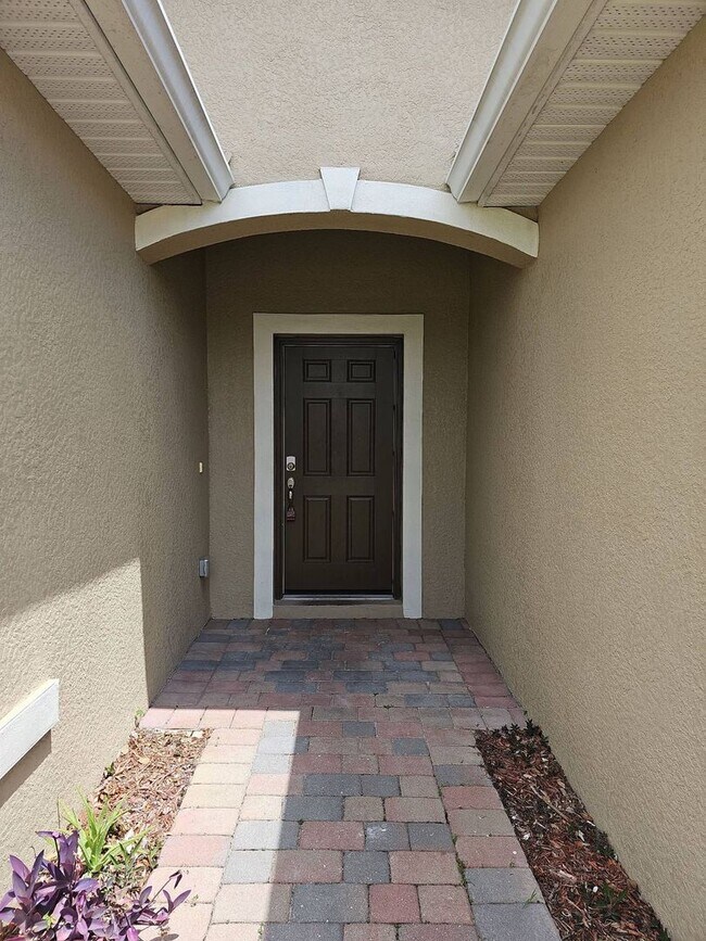Foto del edificio - Nice 3 bed 2 bath 2 car garage single family home in Cape Coral with lawn care included.