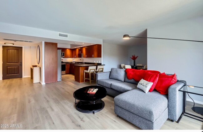Foto del edificio - 7930 E Camelback Rd