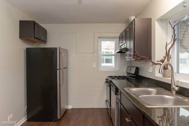 Foto del edificio - 5833 W Irving Park Rd
