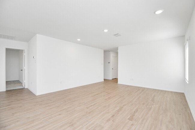 Building Photo - 27010 Breakaway Ln