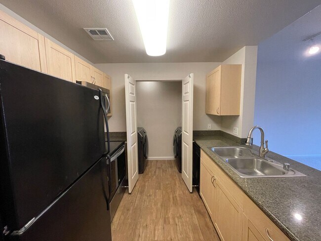 Foto del edificio - Lovely 1 Bedroom 1 Bath Condo in the Desir...