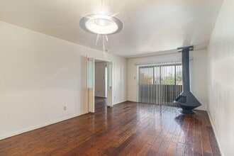 Building Photo - 3045 Walnut Bend Ln