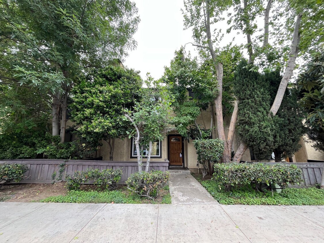 Foto principal - 3+2.5 twnhm w/pool + spa; water, trash + b...