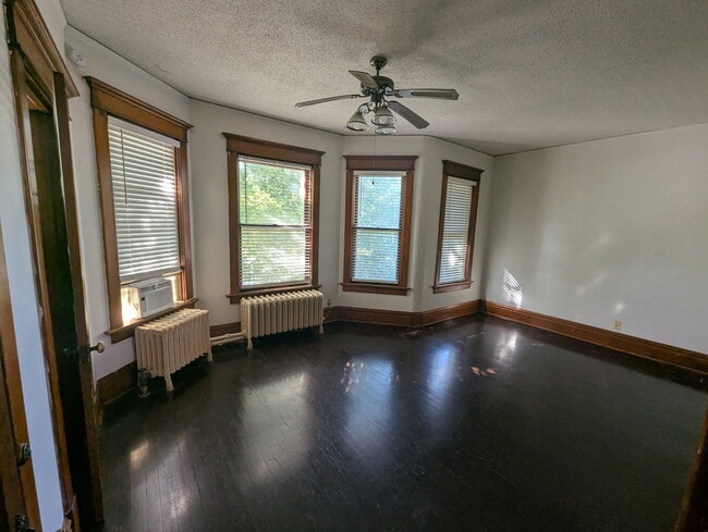 Main Bedroom - 514 E Grove St
