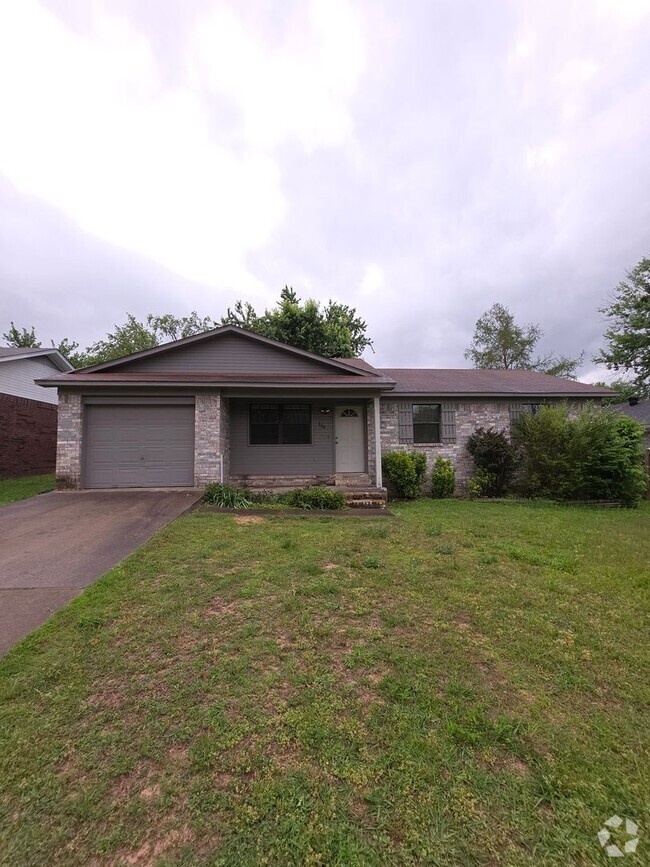 Building Photo - 604 Twin Oaks Dr