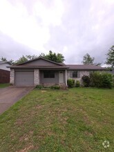 Building Photo - 604 Twin Oaks Dr