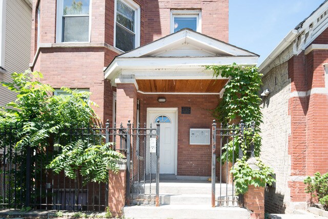 Foto del edificio - 2442 N Ashland Ave