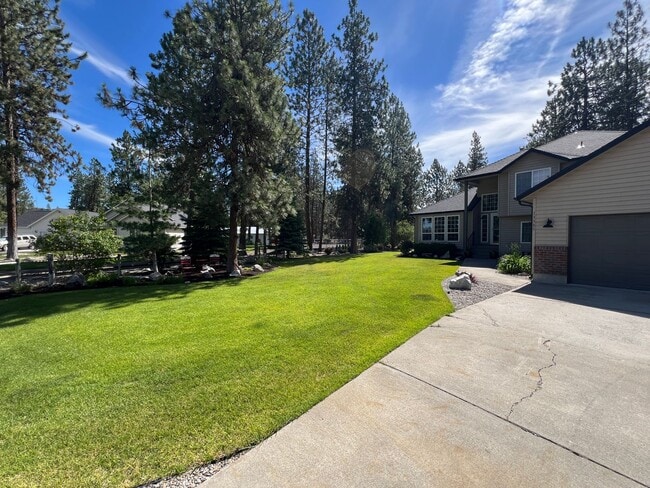 Building Photo - Suncrest Rental with large manicured lawn