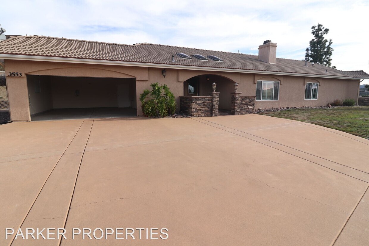 Primary Photo - 3 br, 2.5 bath House - 3553 E Victoria Drive