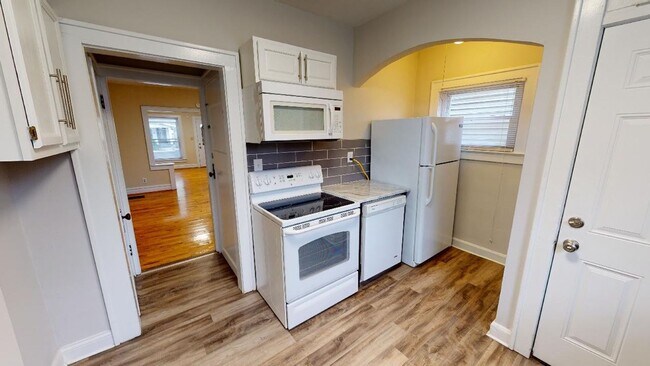 Building Photo - 3 BEDROOMS, 1 FULL BATHROOM + 3 FREE OFF-S...