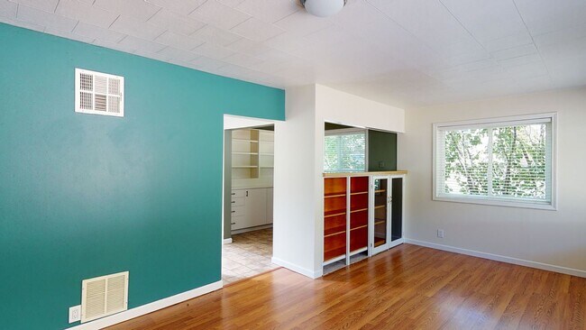 Foto del edificio - May Valley Road business opportunity available - 2 bedroom 1 bath home with carport & office and ...