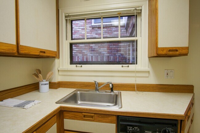 Foto del edificio - 1931 West Hills Two Bedroom Townhouse Available Now!