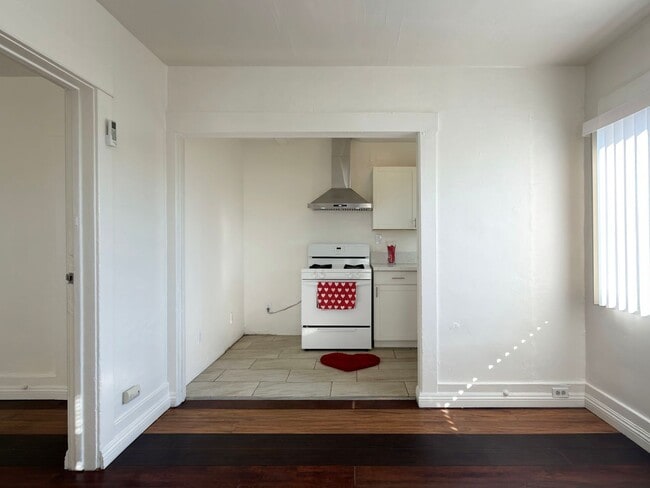 Photo - **2255 Linden Ave Long Beach** Downstairs 1 bedroom 1 bath !!2 weeks free OAC!! Apartment