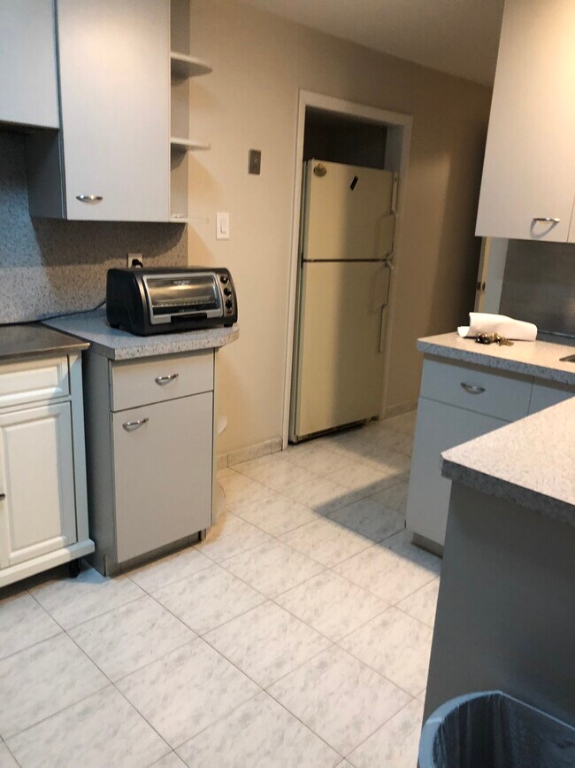 Kitchen - 266 E 54th St
