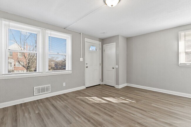 Building Photo - Finished Basement & Fenced Backyard!