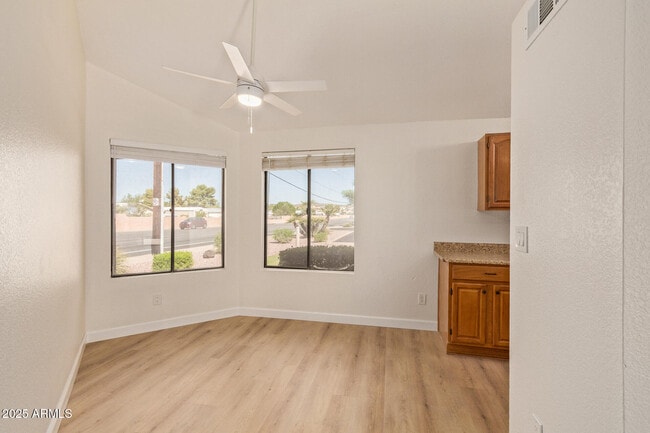 Foto del edificio - 17225 N 16th St