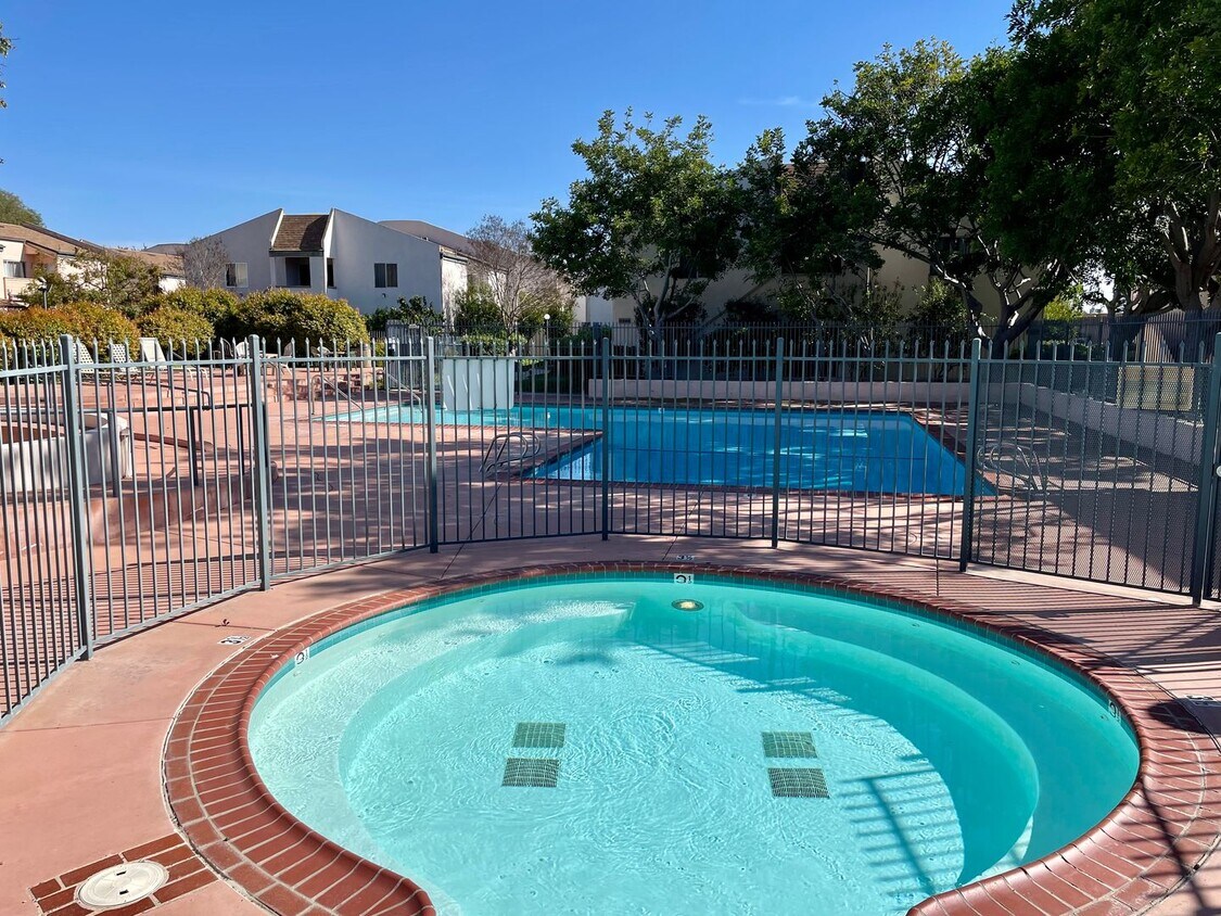 Foto principal - 1 Bed/1 Bath Condo With Bonus Room