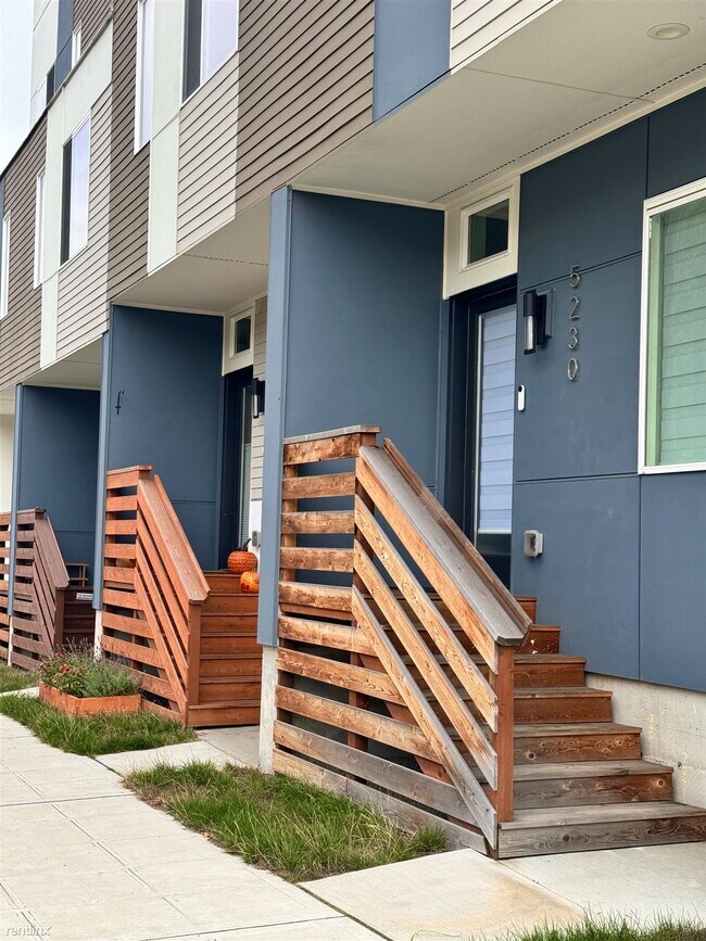 Foto del edificio - 3 br, 2.5 bath Townhome - 5230 33rd Avenue...