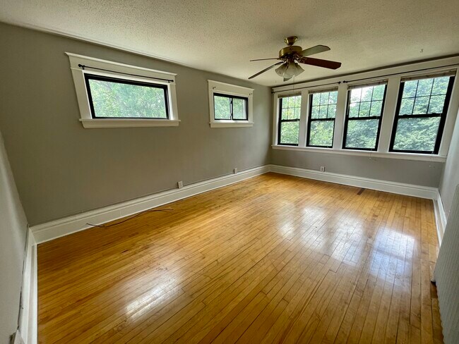 Foto del edificio - 1528 Iglehart AVe