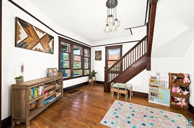 Foto del edificio - AVAILABLE SEPTEMBER 1st - Beautiful 2 Bed 1 Bath w/ Garage & Fenced Corner Lot
