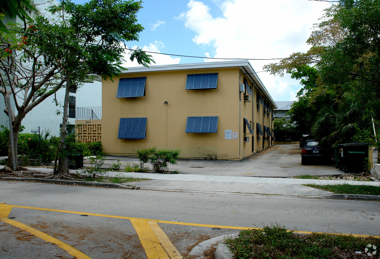 Building Photo - 3055 SW 1st Ave